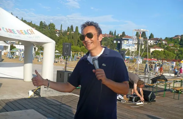 DJ Nick ob koncih tedna skrbi za  glasbeno kuliso in animacijo 
na portoroški plaži. 