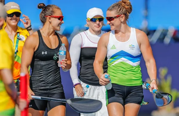 Špela Ponomarenko Janić (desno) s staro in novo olimpijsko prvakinjo  Liso Carrington, s katero sta skupaj vadili 
za igre v Riu.