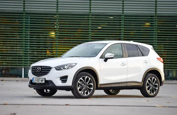 Mazda CX-5 s pomočjo rahlih prenov uspešno skriva leta.