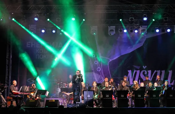 Tolminci v Ni&scaron;u nastopili ob boku svetovnih glasbenih zvezd (video)