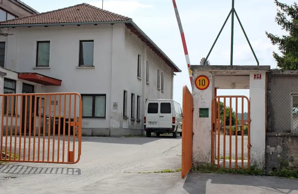 Hrvaški lastnik, ki je lani na Prestranek prišel kot rešitelj 
tukajšnjega programa furnirja, po manj kot letu dnu očitno 
odhaja kot njegov pogrebnik.