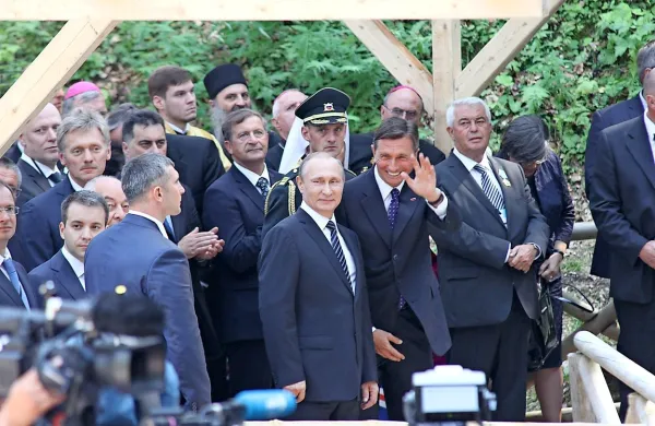 Predsednik republike Borut Pahor je prejel pisno zahvalo 
ruskega predsednika Vladimirja Putina za gostoljubje med 
obiskom v Sloveniji konec julija in ga povabil na obisk v 
Moskvo.