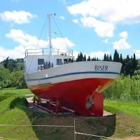 Na prizorišču v Simonovem zalivu je barka Biser že razstavljena.