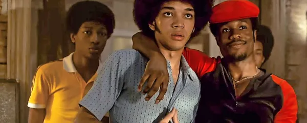 V ospredju glavni igralec Ezekiel, ki ga je odigral Justice 
Smith.