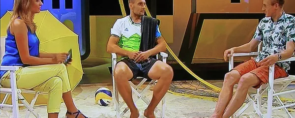 Tako imenovana Olimpijska plaža v studiu TV Slovenije je 
gostila številne goste. Na fotografiji (ob voditeljici Sanji 
Modrić) rokometaš Luka Žvižej in atlet Matic Osovnikar 
(desno).  