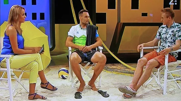 Tako imenovana Olimpijska plaža v studiu TV Slovenije je 
gostila številne goste. Na fotografiji (ob voditeljici Sanji 
Modrić) rokometaš Luka Žvižej in atlet Matic Osovnikar 
(desno).  