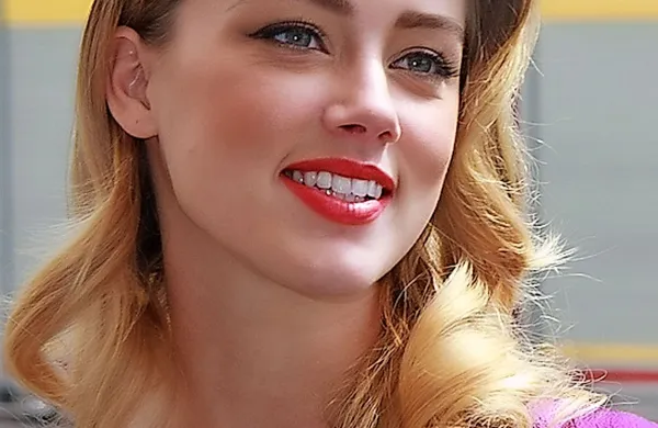Ameriška igralka Amber Heard, ki se je pred dnevi ločila od 
igralca Johnnya Deppa, s katerim sta bila poročena 15 
mesecev, bo sedem milijonov dolarjev, ki jih je dobila v 
finančni poravnavi ob ločitvi, podarila v dobrodelne namene.