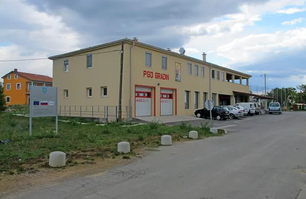 V Brezovici pri Gradinu je ambulanta v pritličju Gasilskega in zadružnega doma.