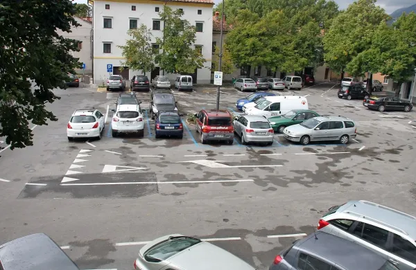 Lavričev trg bodo “preluknjali” arheologi, ki bodo iskali  ostaline Rimljanov. V tem času se bodo Ajdovci na javni 
razpravi pogovarjali o vsebini starega mestnega jedra. Polemično bo predvsem glede načrtovane ukinitve 
parkiranja.  