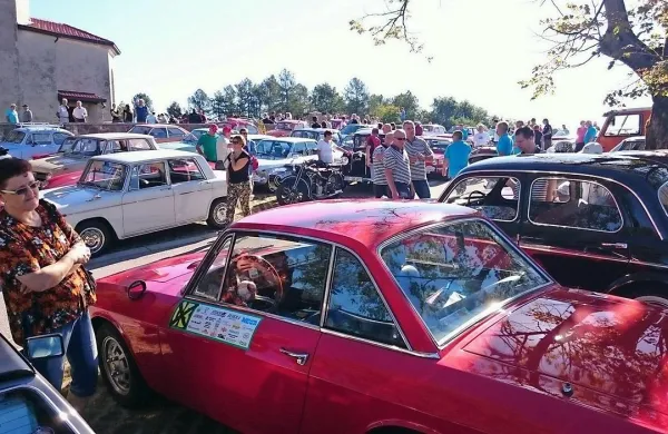 Po več kot 70 kilometrov dolgi poti se je odpravilo več kot sto 
starodobnikov, ki so jih vsepovsod pozdravljali.  