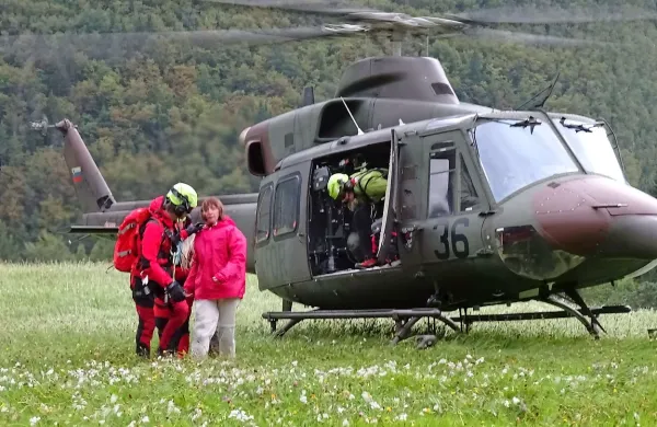 Utrujene nemške planince so gorski reševalci po pristanku helikopterja pospremili v kamp.

