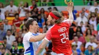 Mikkel Hansen (z žogo) je Sloveniji v četrtfinalu natresel osem 
golov. 