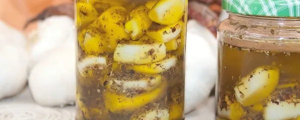 Vložen česen naj v shrambi “zori” vsaj en mesec.