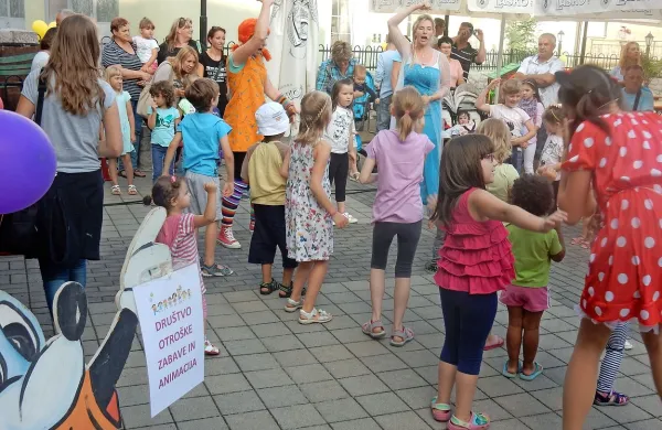 Obiskovalci so si ogledovali ponudbo na stojnicah in  se 
zabavali ob zvokih glasbe, najmlajši pa ob zabavni animaciji. 