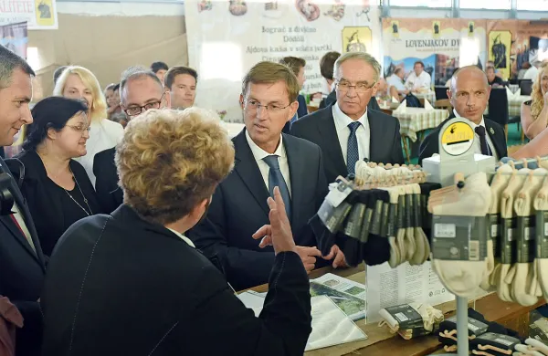 Premier Miro Cerar je danes ob robu odprtja sejma Agra 
potrdil, da se bo prihodnjo soboto v Berlinu  sestal z nemško 
kanclerko Angelo Merkel.