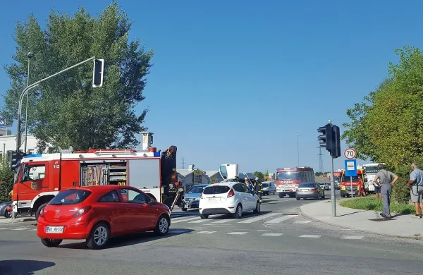 Včeraj dopoldne je bil zaradi nesreče promet v Kromberku 
delno oviran.
