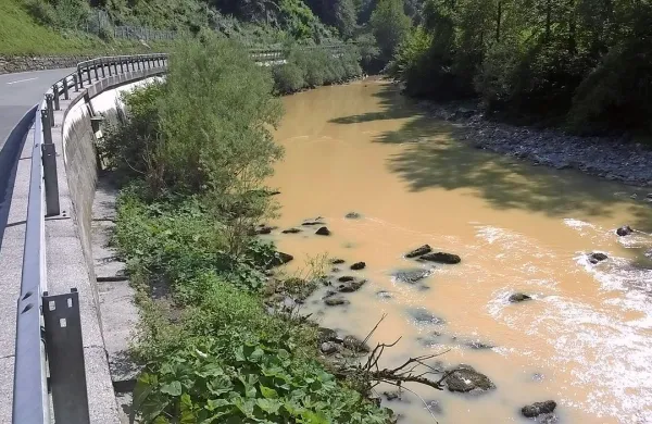 Onesnaženje reke, ki spominja na  belo kavo, je  posledica 
težavne zamenjave odtrgane kanalizacijske cevi pred industrijsko cono v Spodnji Idriji.
