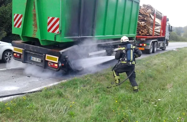 Bistriški gasilci so dokončali, kar je začel že voznik tovornjaka. 