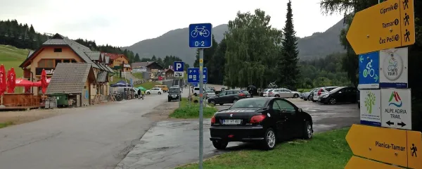 Kolesarska pot D-2, ki smo jo izbrali za tokratni izlet, nas pelje ob vznožju kranjskogorskih smučišč.