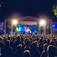 Množica vseh generacij se je zabavala ob zvokih domačega 
rocka.