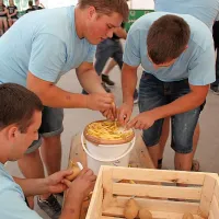 Za obilo smeha poskrbijo Krompirjeve igre.