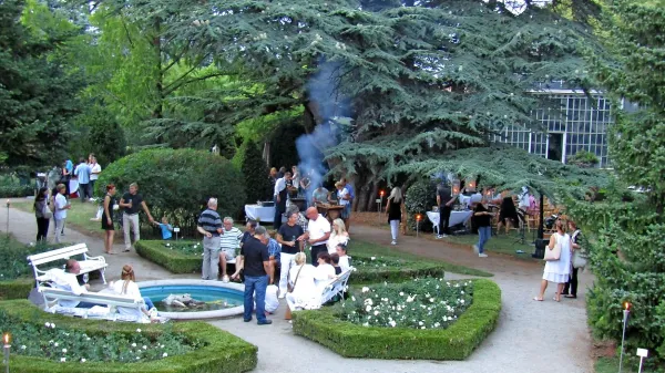 Pogovorni večer v podporo Prazniku terana in pršuta se je 
začel z degustacijo kraških dobrot in vin. 