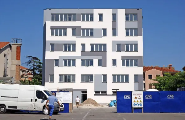 V študentskem domu je na voljo 69 ležišč v 34 sodobno 
opremljenih garsonjerah.