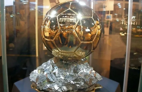 Zlata žoga s posebnim posvetilom šestim Juventusovim 
nogometašem. Zadnji je bil leta 2003 Čeh Pavel Nedved.