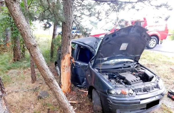 Kot po čudežu jo je sopotnica v italijanskem avtu kljub silovitemu trčenju v drevo odnesla le 
s praskami in urezninami.