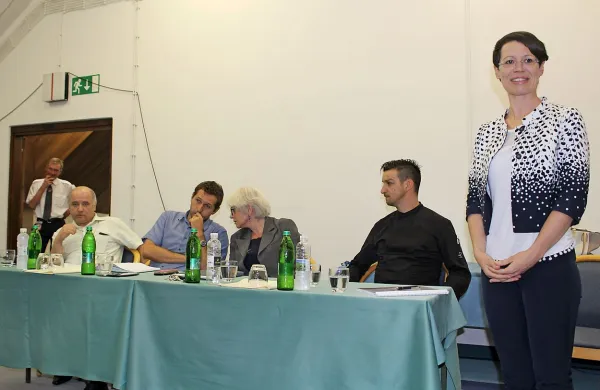 Vodstvi dveh družb v okviru Certa Holdinga na tribuni - Petra 
Borovinšek (stoji), Tomaž Lisjak, Manuela Božič Badalič, 
Uroš Žajdela in Silvij Štremfelj.