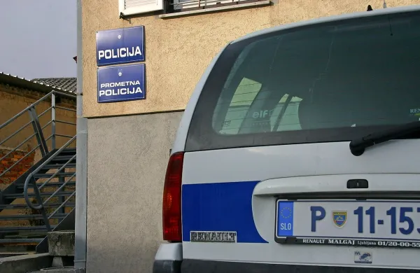 Zgodba o ropu je prišla na dan po drznem vlomu v dve 
policijski vozili in tatvini avtomatske puške.