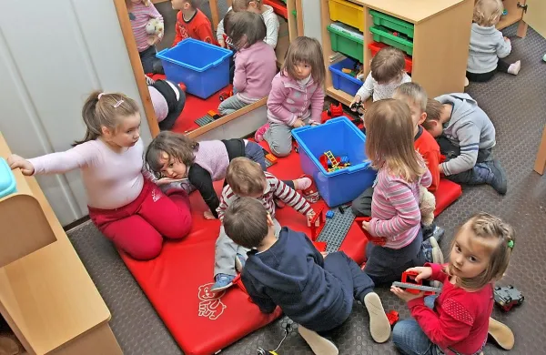 Tudi prvošolčki bi se morali še veliko igrati, prav tako je 
otroška igra pomembna  za razvoj  tudi pri starejših šolarjih. 