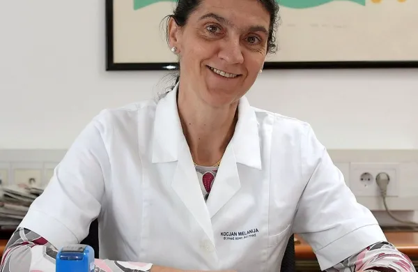 Melanija Kocjan, zdravnica šolske medicine: 
“Prosti čas vsak dan, četudi le kakšno uro, je nujen 
za zdrav razvoj otroka in za zdrave odnose v 
družini, saj bi si ga morali vzeti tudi starši. Prosti 
čas naj bi na zanimiv, neobremenjen način 
preživljali skupaj.”