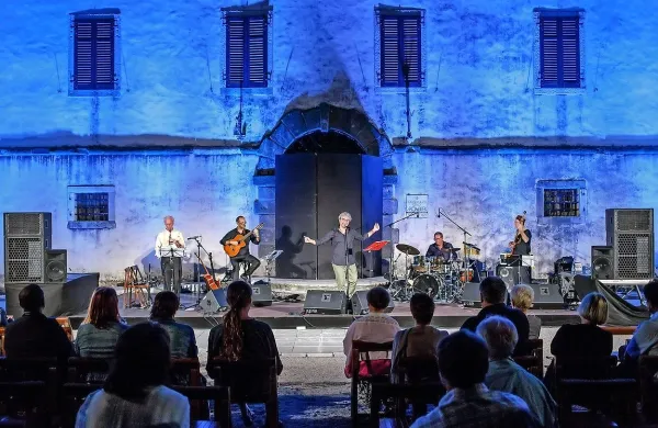Prvi vrhunec letošnjega festivala Glasbe sveta je bil nastop 
Paual McCandlessa (levo) in italijanske zasedbe Fabularasa. 
