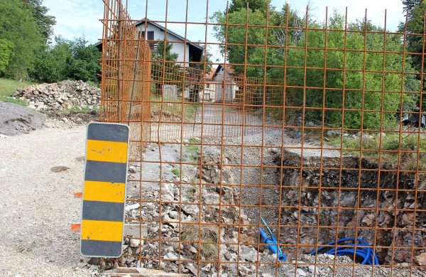 Na vodovod bo kmalu priključena še zadnja pivška vas, 
Šilentabor, kjer so se redki stalni prebivalci doslej oskrbovali 
iz lastnih vodnjakov.