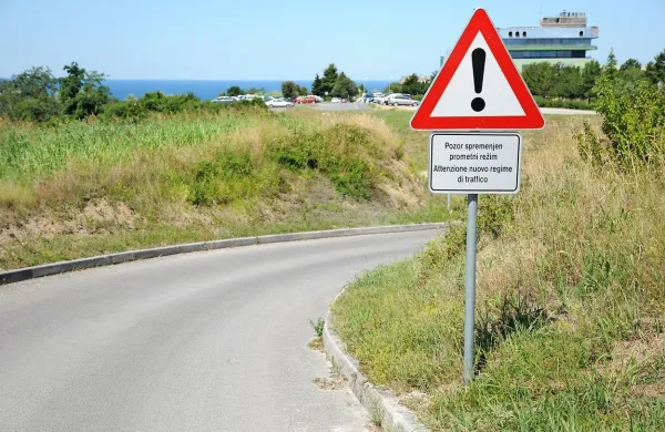 Zapora ceste proti izolski bolni&scaron;nici
