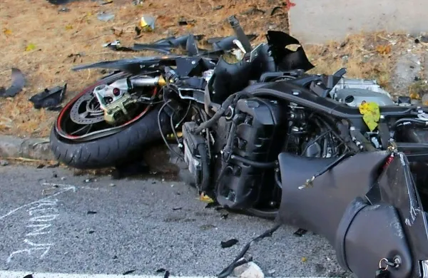 Trčenje je bilo tako silovito, da je sopotnico z motorja vrglo 
skoraj 40 metrov daleč na dvorišče bližnje hiše, kjer je 
obležala mrtva, za življenje motorista, ki ga je vrglo v obcestni 
zid, od tam pa na sredino ceste, so se reševalci in zdravniki 
borili še dobro uro. Žal zaman.