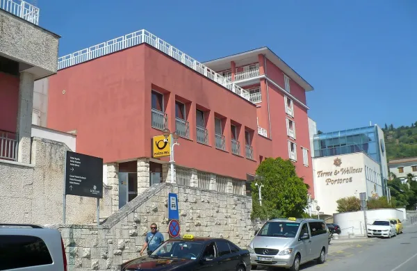 Čeprav je na spletni strani pisalo, da je poslovalnica pošte v 
Portorožu odprta do 19. ure, je ta zaprla vrata že uro prej.   
