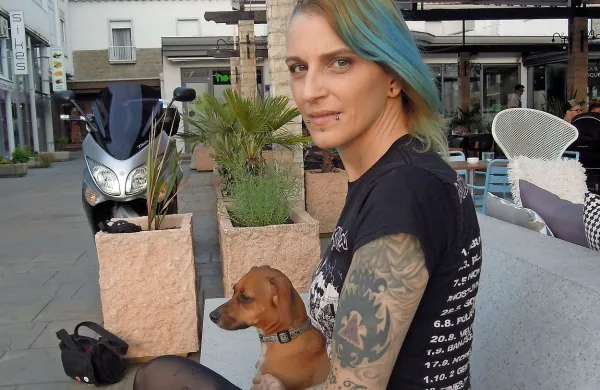 Eleonora Žagar, ki jo mnogi poznajo kot Leo Piercing, v družbi 
psa Rubena.