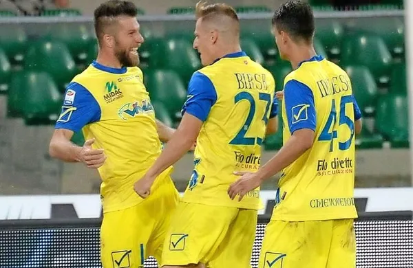 Valter Birsa (v sredini) se je z Boštjanom Cesarjem (levo) 
razveselil zadetkov in zmage Chieva nad Interjem. 