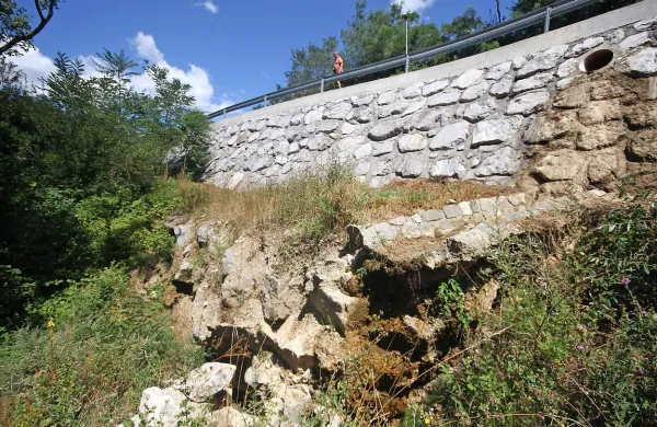 Medtem ko čakajo na geologa, bodo pripadniki civilne 
zaščite skušali interventno sanirati poškodovani propust pod 
cesto. 

