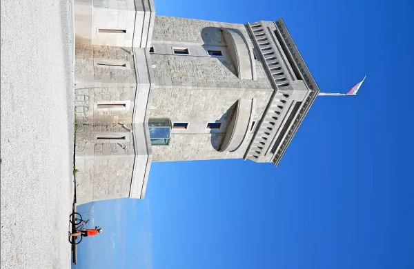 Pomnik na Cerju je tudi v vročini  privlačna turistična točka.