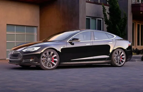 Model S P100D ima tudi tretje najhitrejše pospeške med 
električnimi vozili, saj hitrost 60 milj na uro (približno 100 
kilometrov na uro) doseže v 2,5 sekunde.