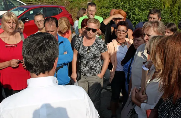 Delavci Javor-Slavonije, ki so prejšnji teden ostali na cesti, so 
od hrvaškega lastnika dobili vsaj plačo.