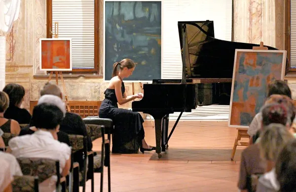 Pianistka Sara Rustja Turniški se je s klavirskim recitalom 
minulo nedeljo predstavila na gradu Zemono.