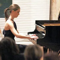 Pianistka Sara Rustja Turniški se je s klavirskim recitalom 
minulo nedeljo predstavila na gradu Zemono.  