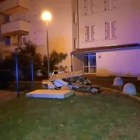 Pištolo crvena zastava je napadalec najbrž dobil na črnem 
trgu, saj je imela izbrisane številke.