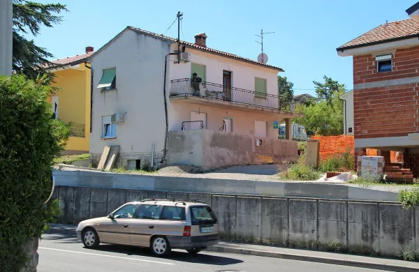 Popotnik iz Kopra bo Gregoričevo hišo našel na desni strani ceste, malo pred  središčem kraja.