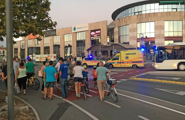 Včeraj, nekaj minut pred 20. uro, je 41-letna voznica osebnega avtomobila iz Divače izsilila prednost 52-letnemu 
vozniku motornega kolesa iz Pobegov.
