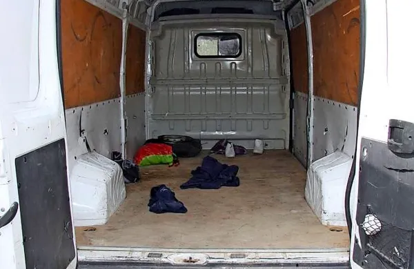 V kombiju (fotografija je simbolična) se je drenjalo kar 40 
prebežnikov.